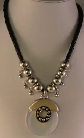 Toenga Halsketting – Zwart Gevlochten Koord met Zilverkleurige Kralen & Ovalen Hanger