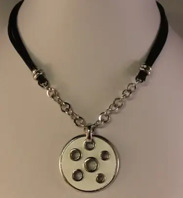 Toenga Halsketting – Dubbel Zwart Koord met Zilverkleurige Schakels & Ronde Hanger