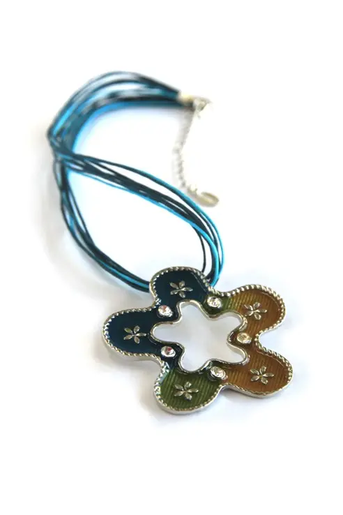 Toenga Ketting – Groen/Blauw Koordjes met Kleurrijke Hanger