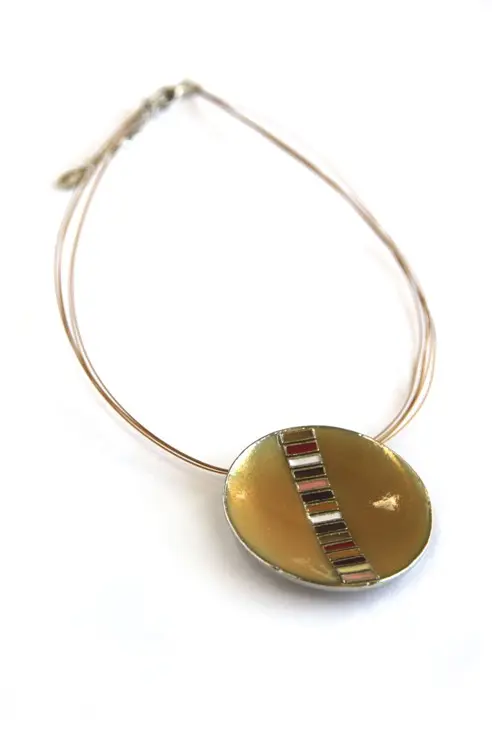 Toenga Ketting – Mosterdgele IJzeren Draden met Ronde Hanger