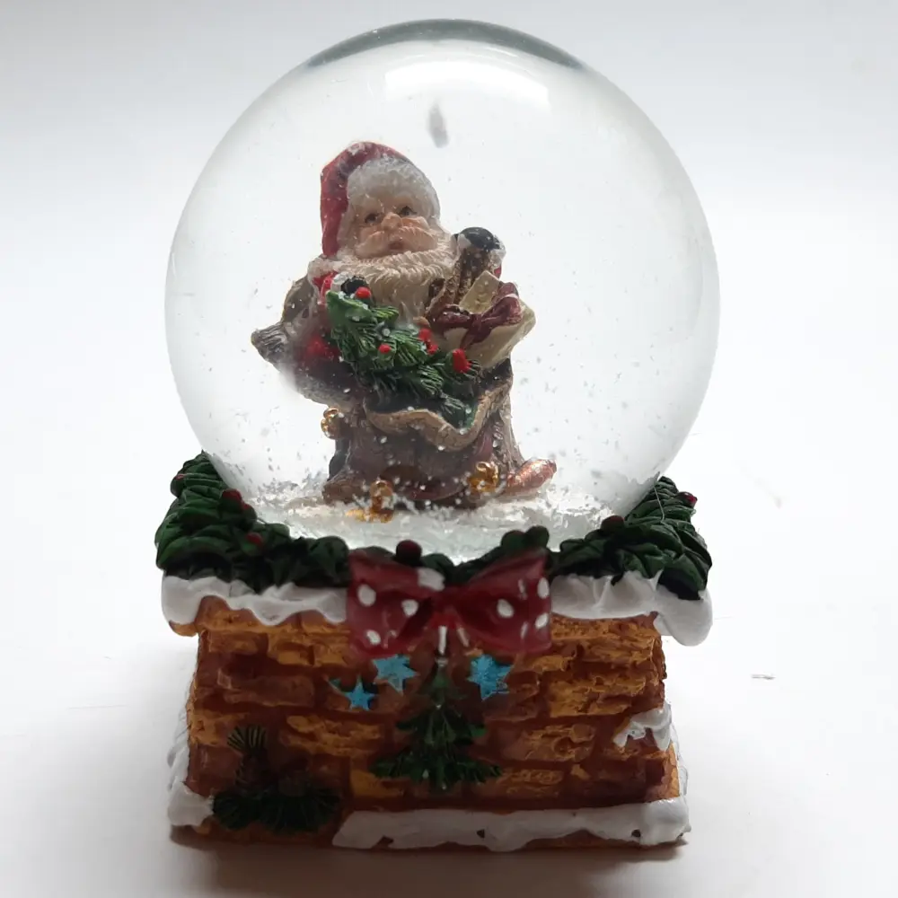 Sneeuwbol schoorsteen strik met cadeau en kerstboom 9cm hoog