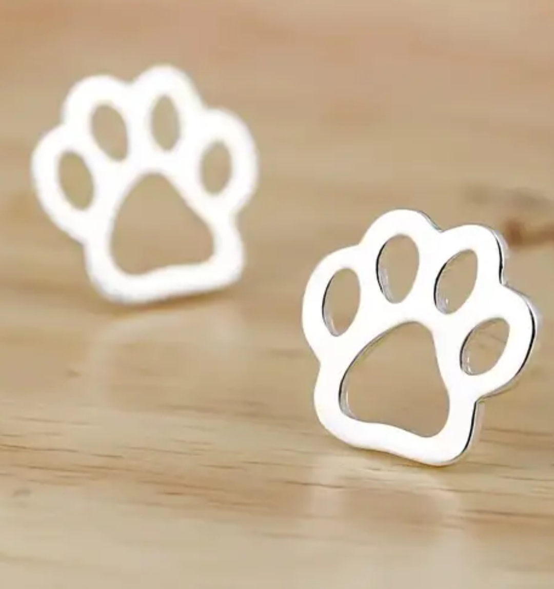 Zilverkleurige oorstekers katten pootafdruk