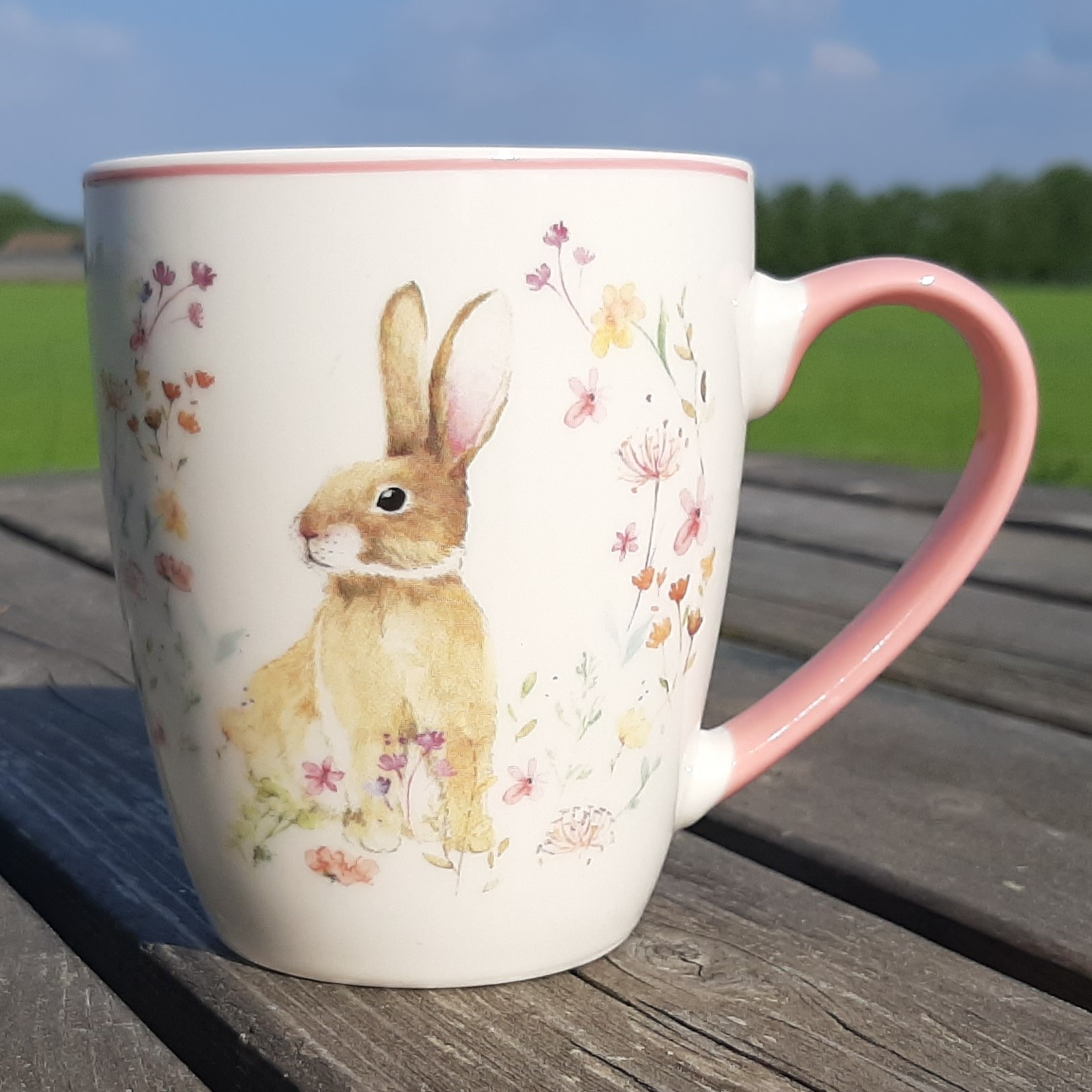 Porseleinen mok met haas op een bloemendecor