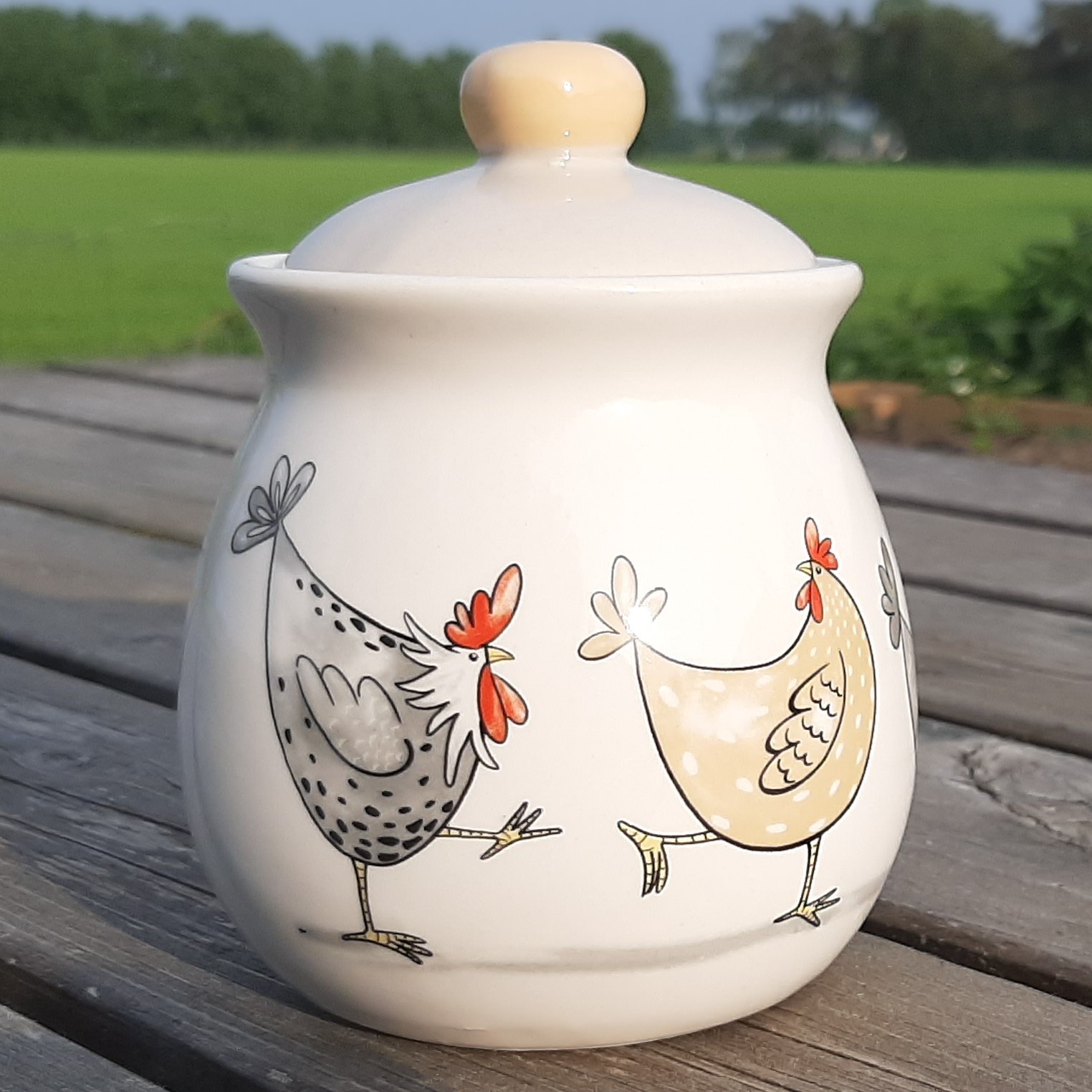 Keramieken suikerpot met kippen decoratie