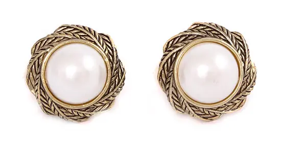 Toenga Goudkleurige Oorclips – Elegant Motief met Glazen Parel