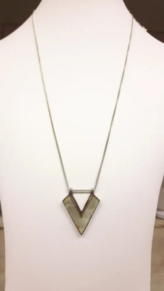 Lilly & June lange Zilverkleurige Ketting – Glimmend Design met Grijze Driehoeksteen