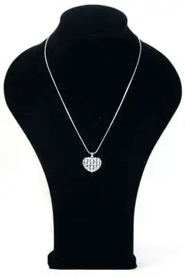 Tijdloze zilverkleurige halsketting met hart-hanger vol strass voor de stijlvolle vrouw