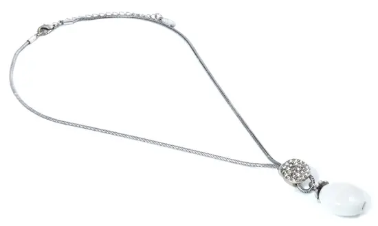 Toenga Zilverkleurige Ketting – Ovalen Witte Steen met Glinsterende Steentjes