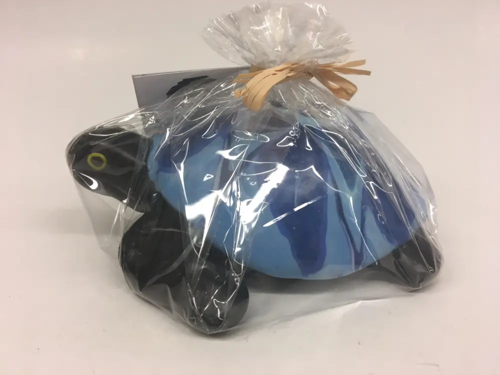 Kaars schildpad met blauw motief, handgemaakt in Afrika
