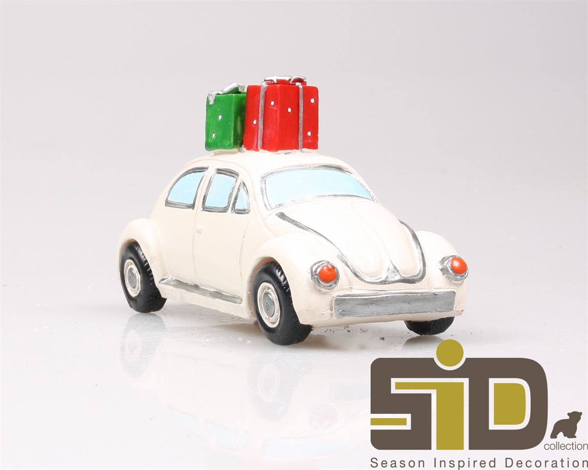 Auto Volkswagen Kever met cadeaus op het dak