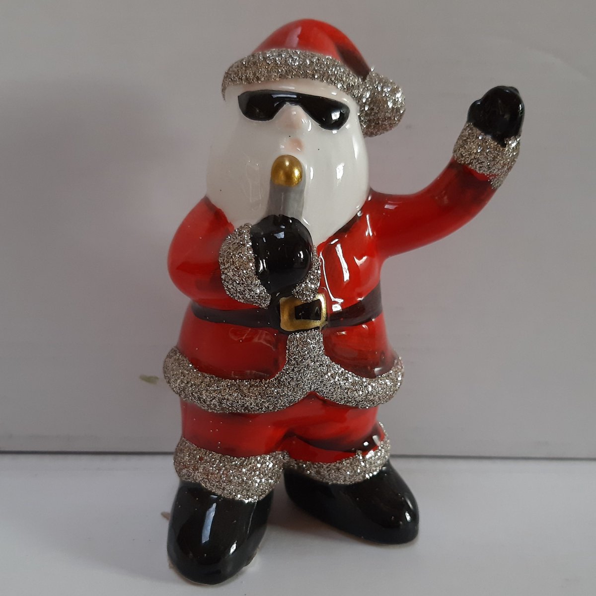 Beeld kerstman met glitterpak en gouden microfoon -12cm hoog