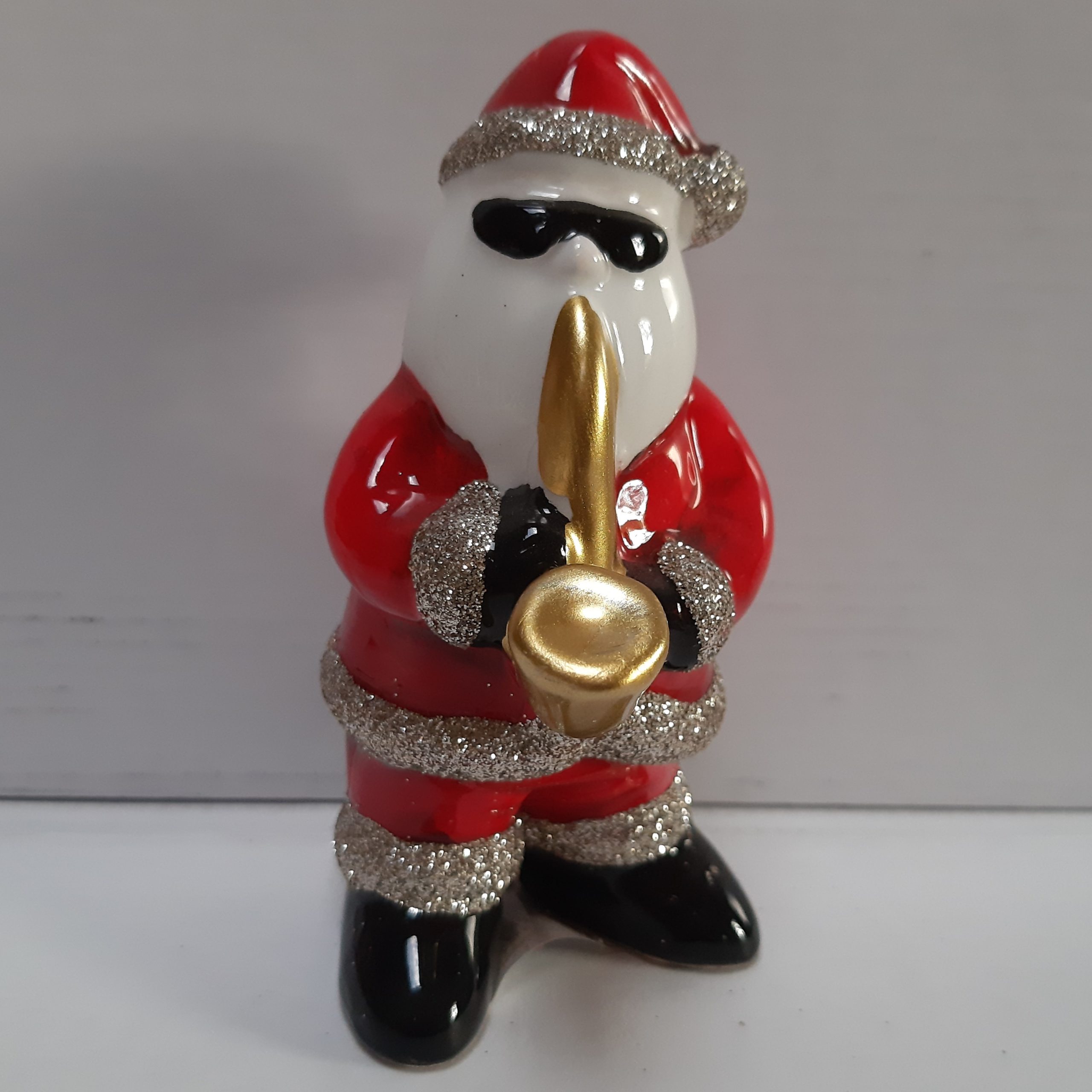 Beeld van kerstman in glitterpak met goudkleurige saxofoon 10 cm hoog