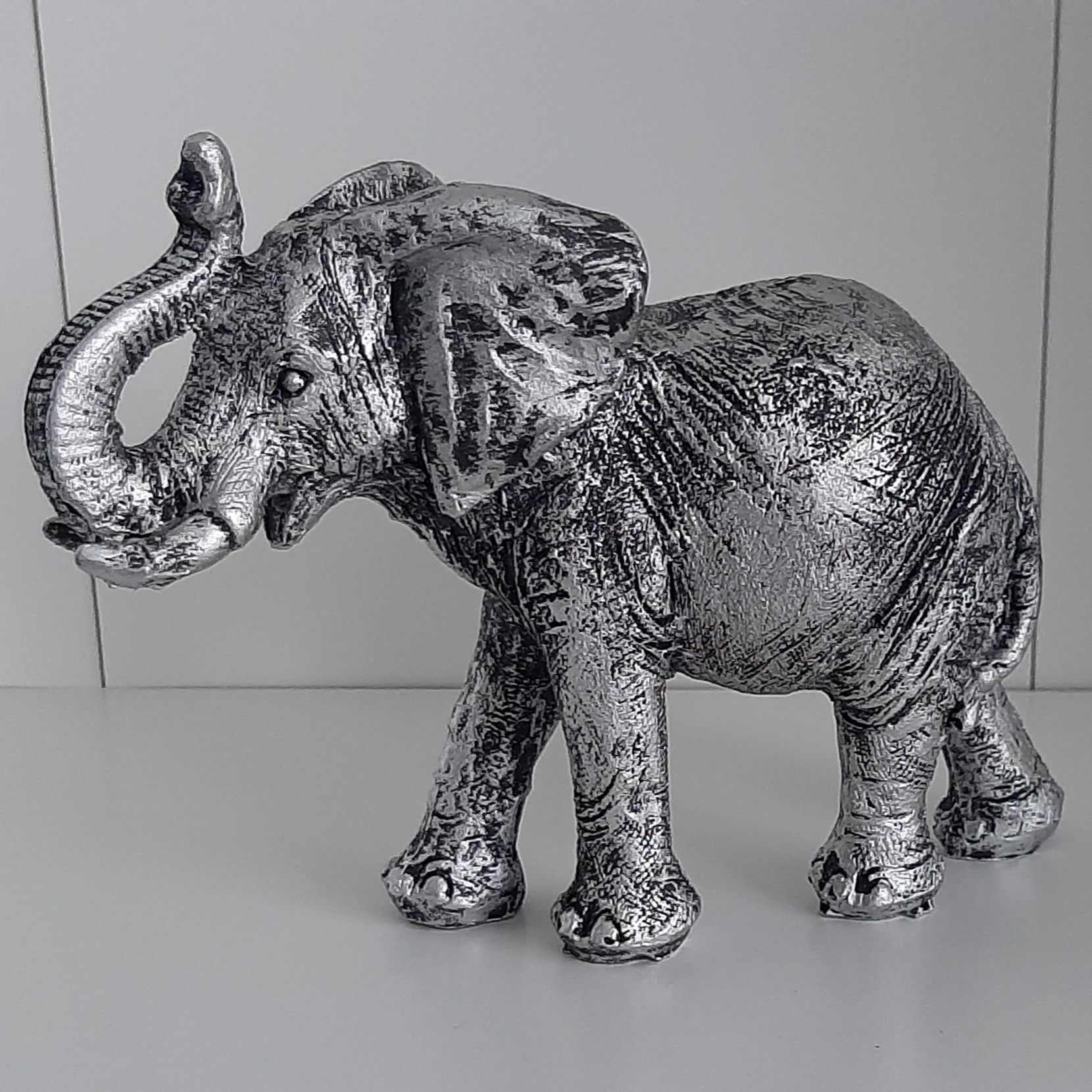 Beeldje olifant in oud zilver kleur 12 cm hoog