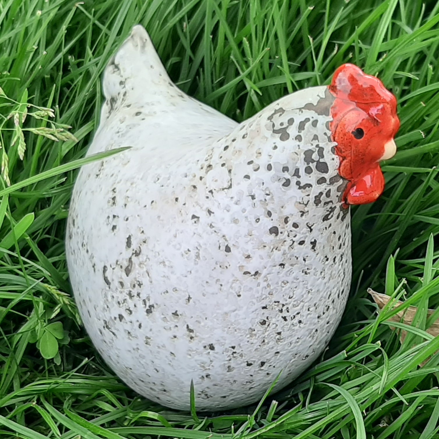 Beeldje witte kip van keramiek, 13cm hoog.