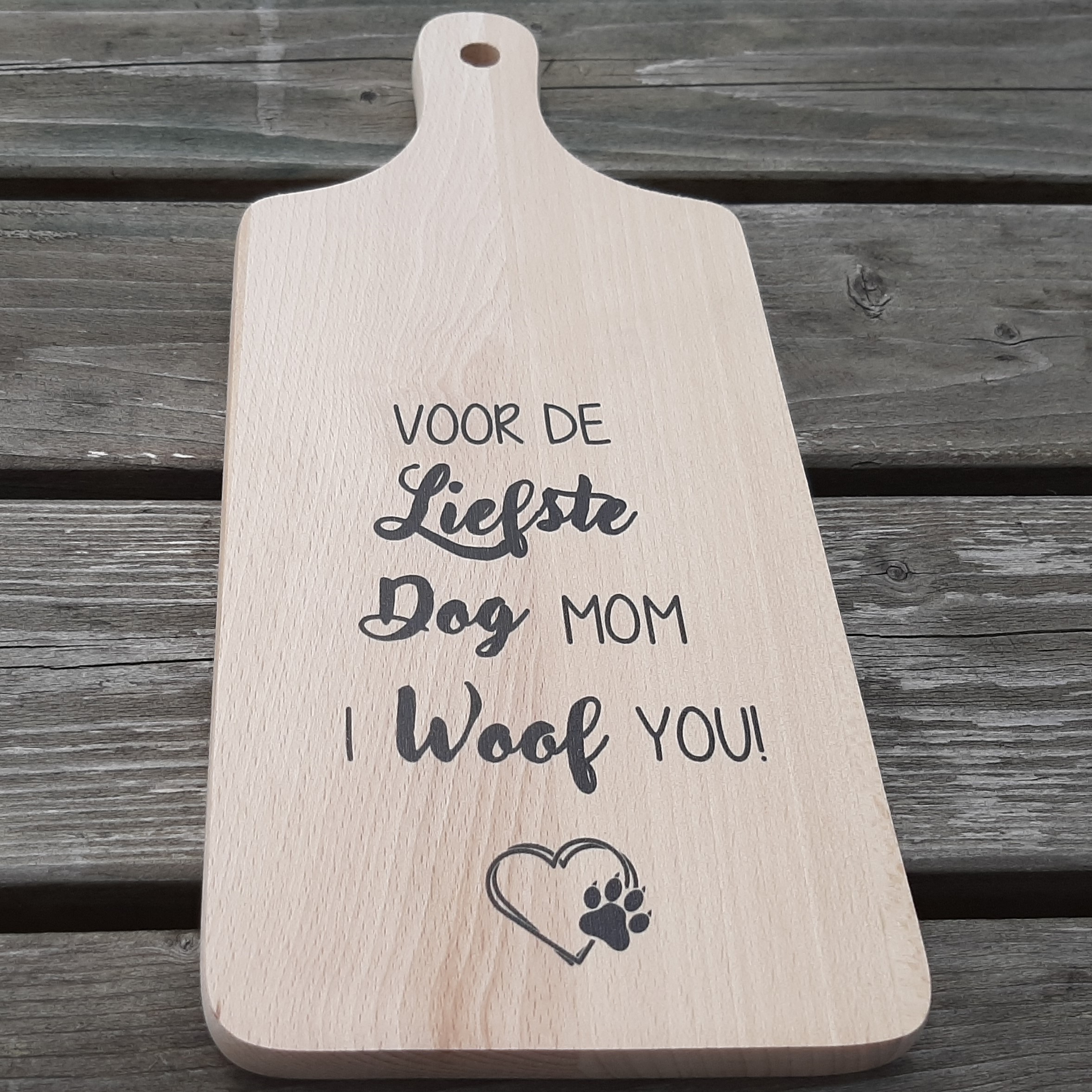 Borrelplank voor hondenliefhebbers met tekst I woof you