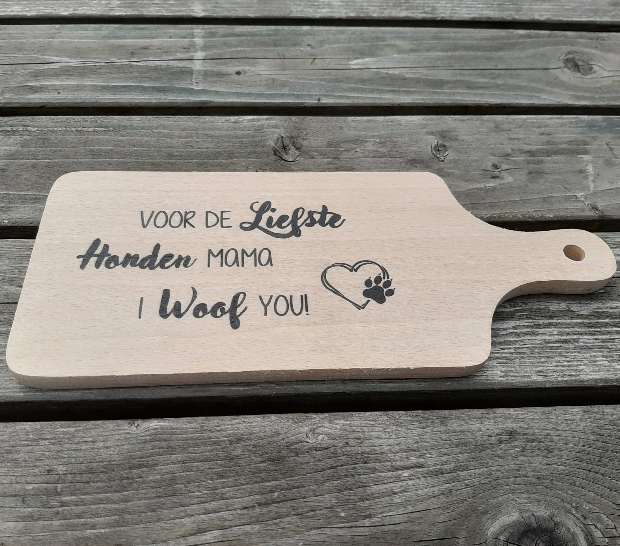 Borrelplank van hout met lieve tekst voor hondenliefhebsters