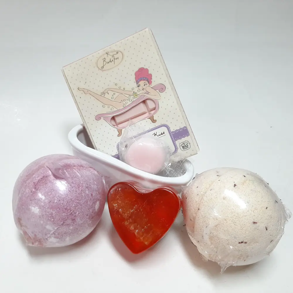 Cadeau pakket badkamer met bruisballen hartzeep en badchocolade