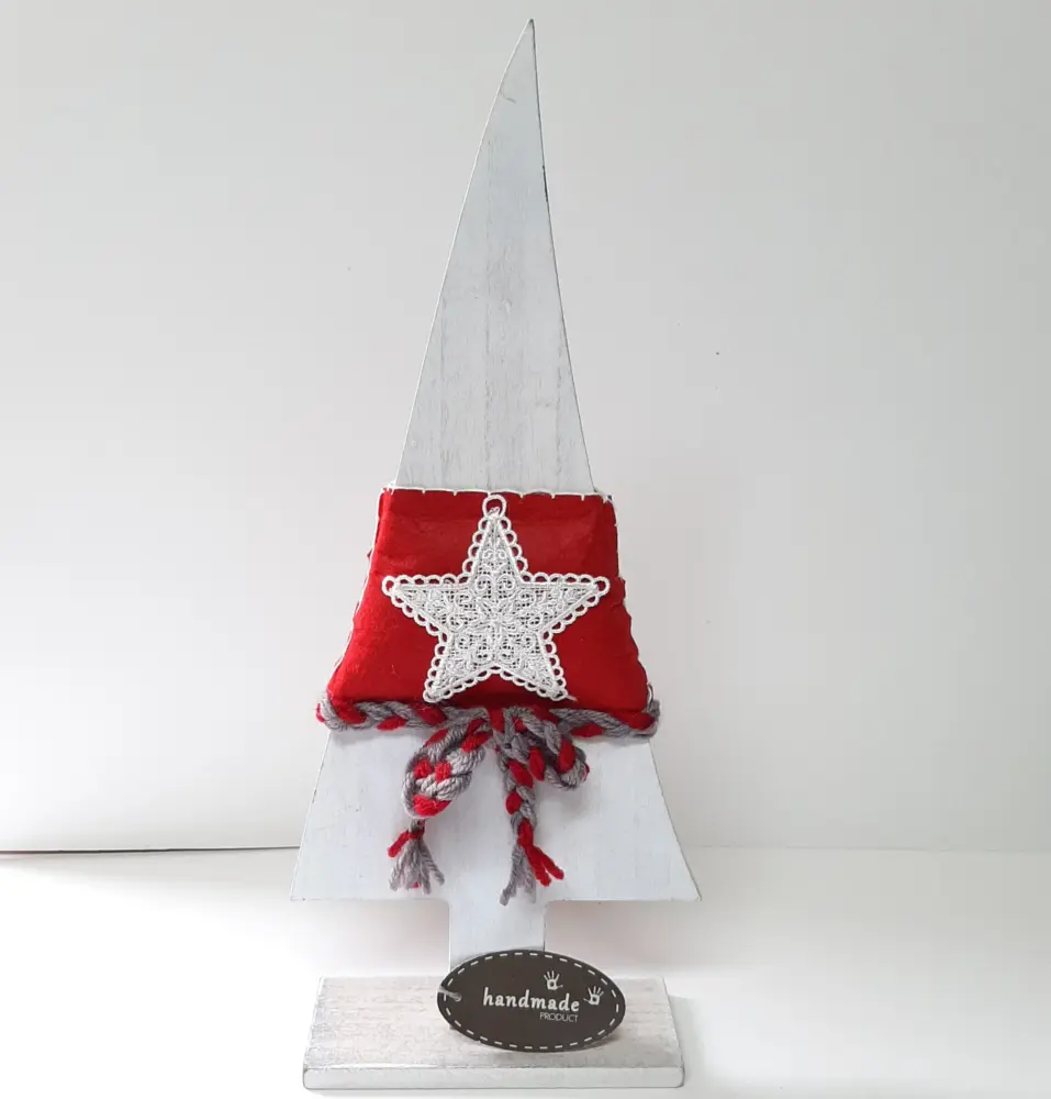 Handmade witte houten kerstboom gedecoreerd met stof bies en gevlochten koord