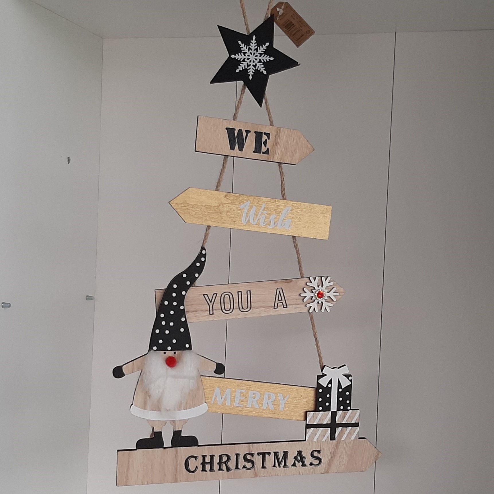 Hanger kerstboom hout We wish you a merry Christmas  in zwart wit en nature