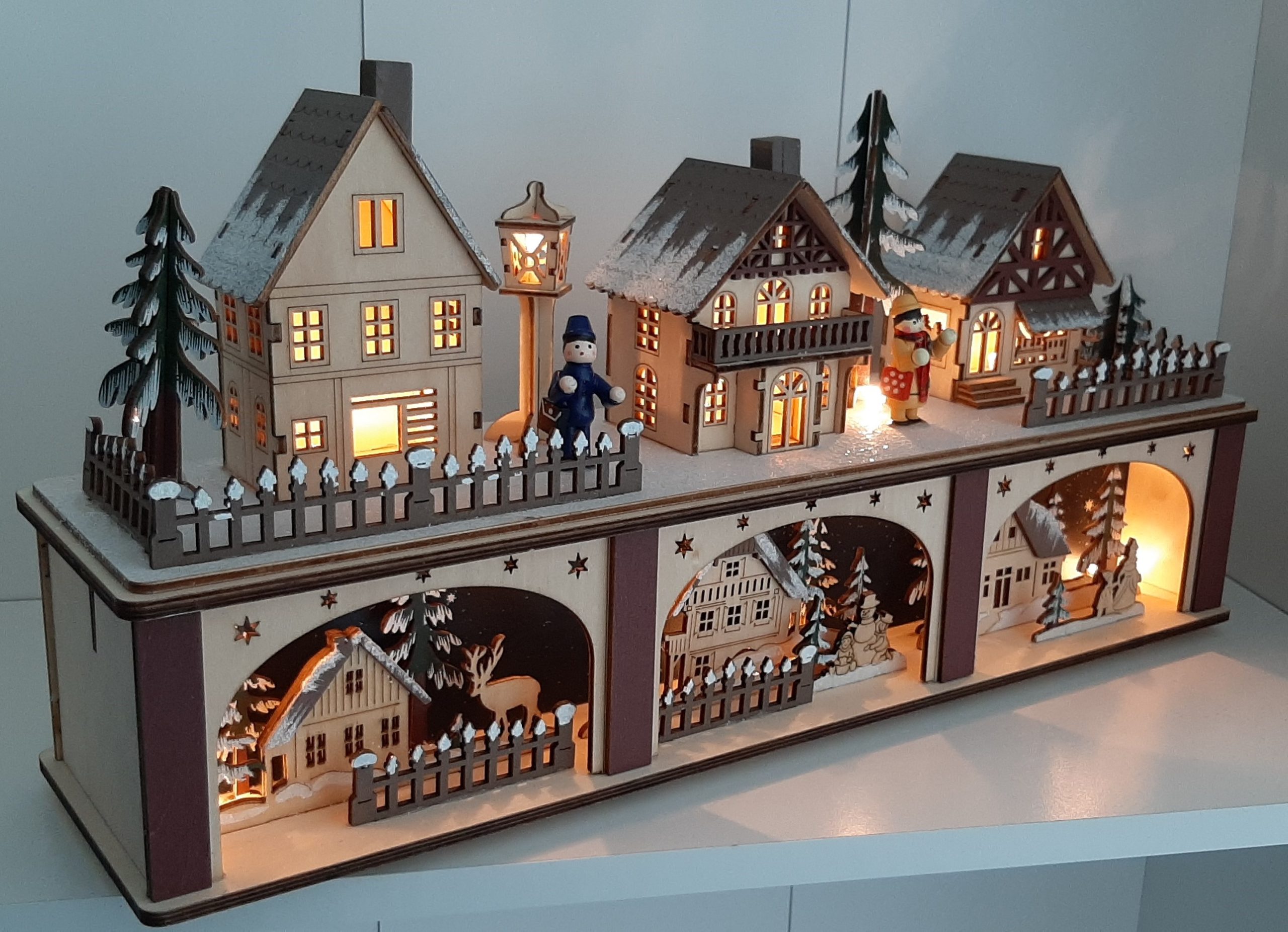 Houtsnijwerk kerst dorp 2 lagen met led verlichting
