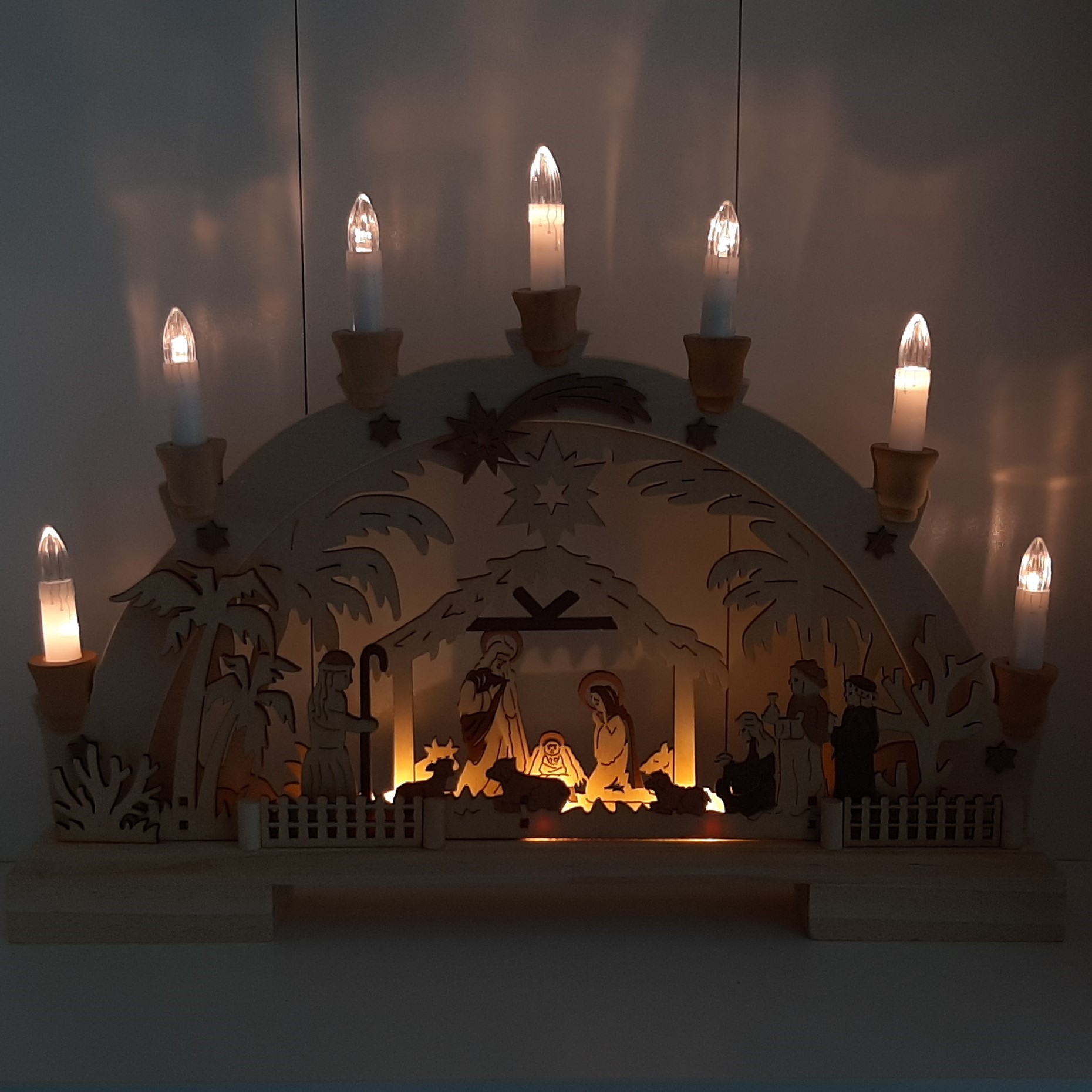 Houtsnijwerk kerstboog met kerststal en led kaarsen