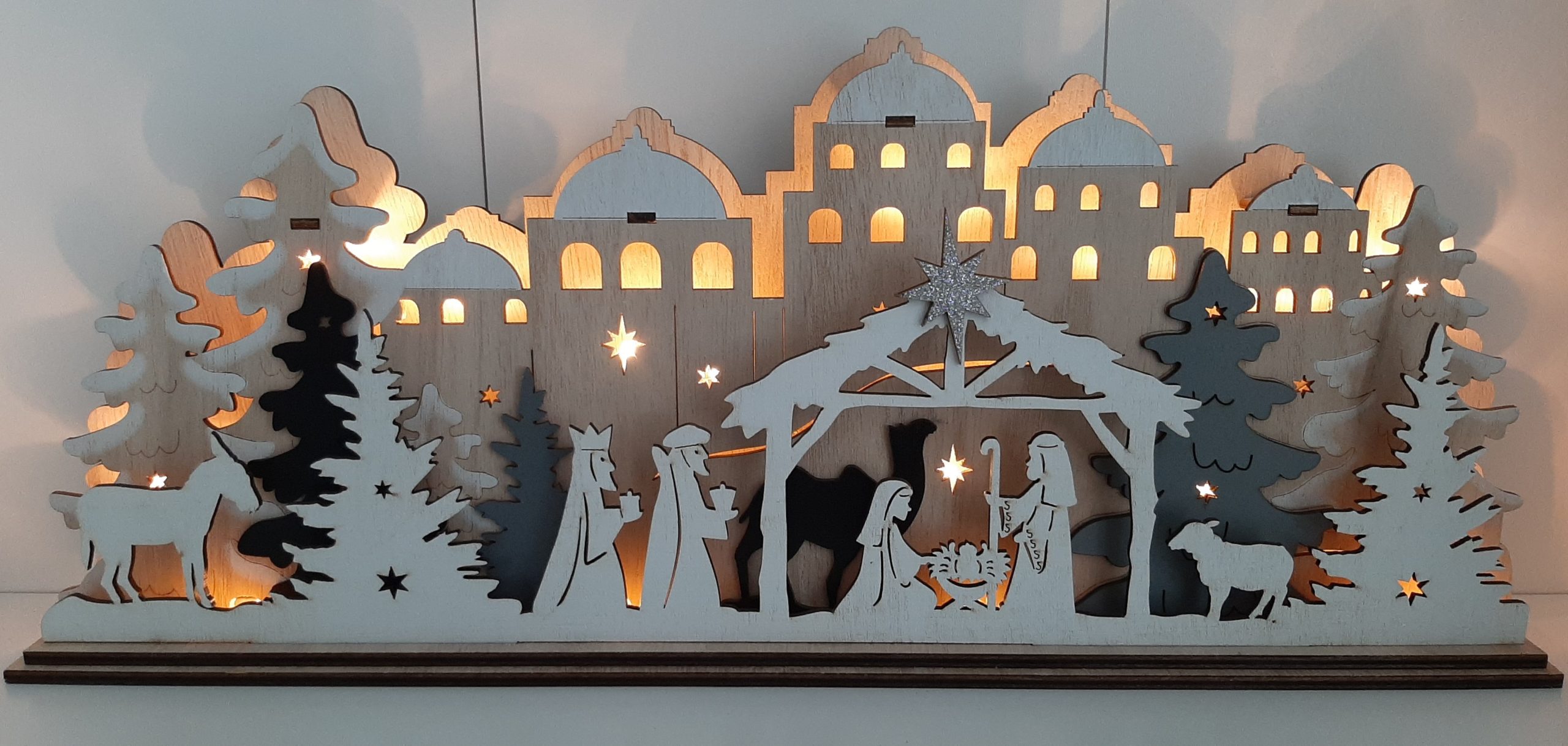 Kerststal Oosters met led gemaakt van prachtig houtsnijwerk