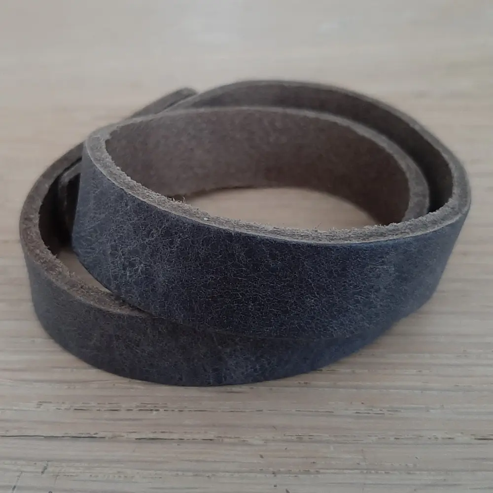 Lederen wikkelarmband grijs met drukknoop sluiting