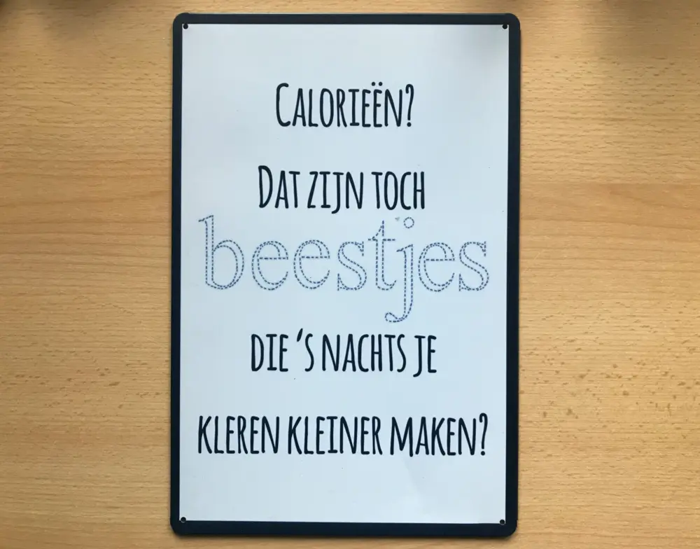 Metalen tekstbord Calorieen - Dat zijn toch beestjes die snachts je kleren kleiner maken