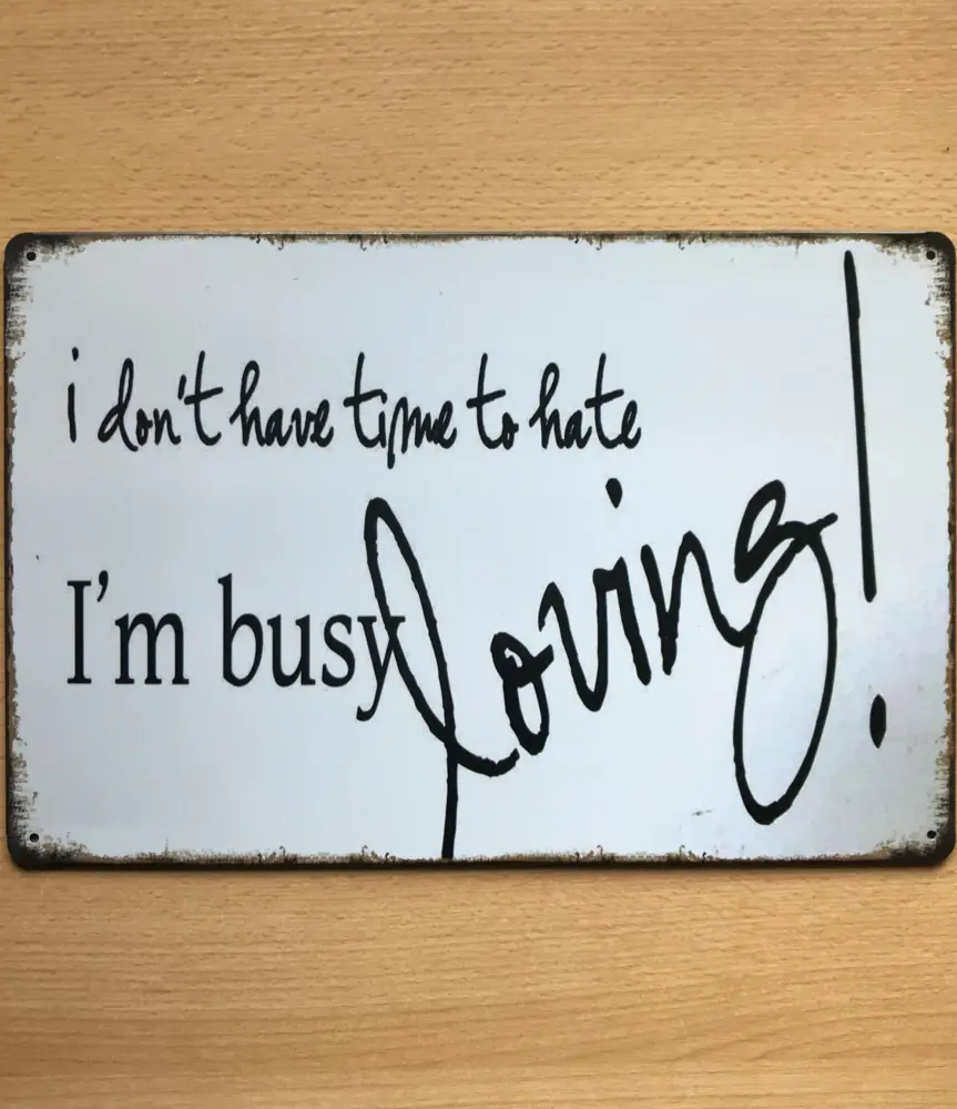 Metalen tekstbord I dont have time to hate Im busy LOVING