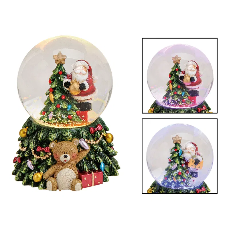 Sneeuwbol kerstman op kerstboom met verlichting