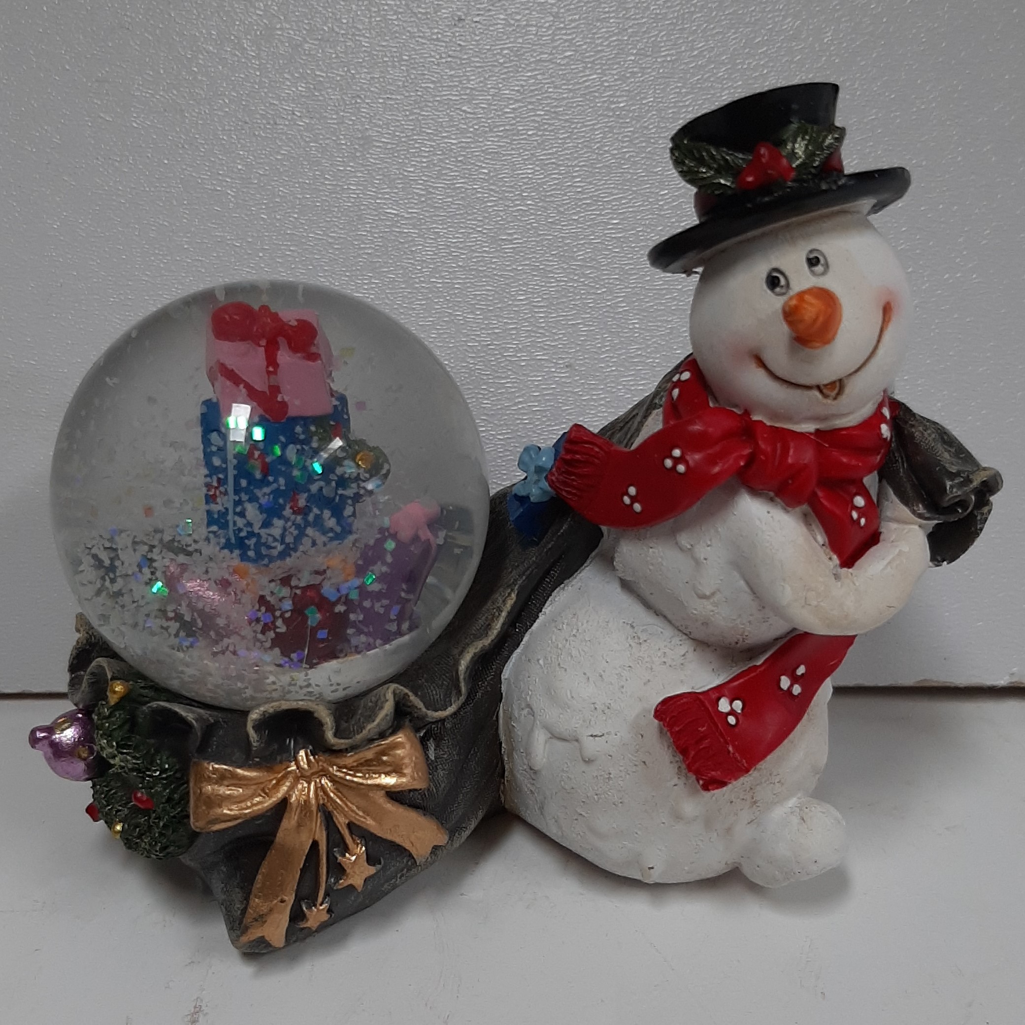 Sneeuwbol kerst sneeuwpop sleept cadeau zak mee