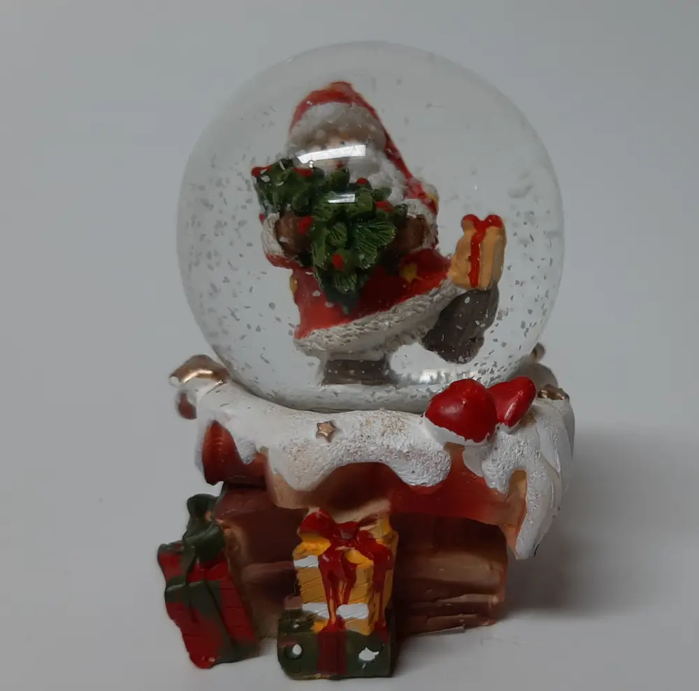 Sneeuwbol schoorsteen kerstman met kerstboom